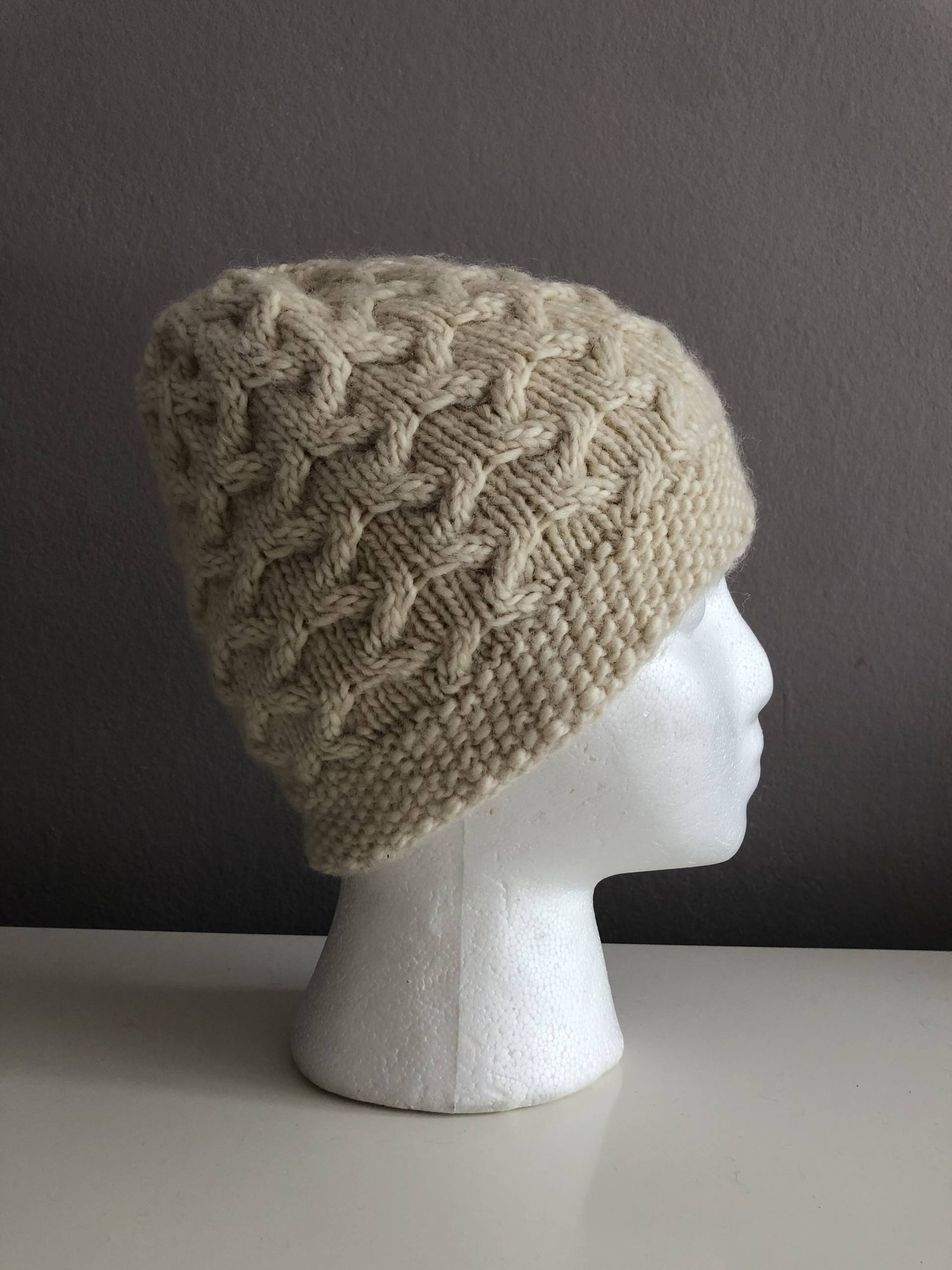 Atemberaubende Off White Zopfmütze Atemberaubende Off White Zopfmütze von handmadebysarajean