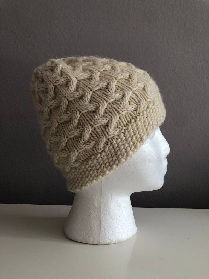 Atemberaubende Off White Zopfmütze von handmadebysarajean
