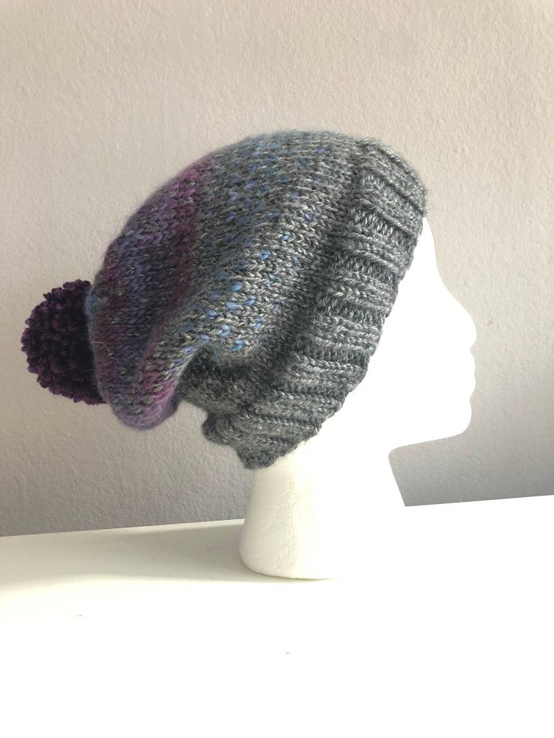 Grau-strickmütze Mit Lila Ombre Top Grau-strickmütze Mit Lila Ombre Top von handmadebysarajean
