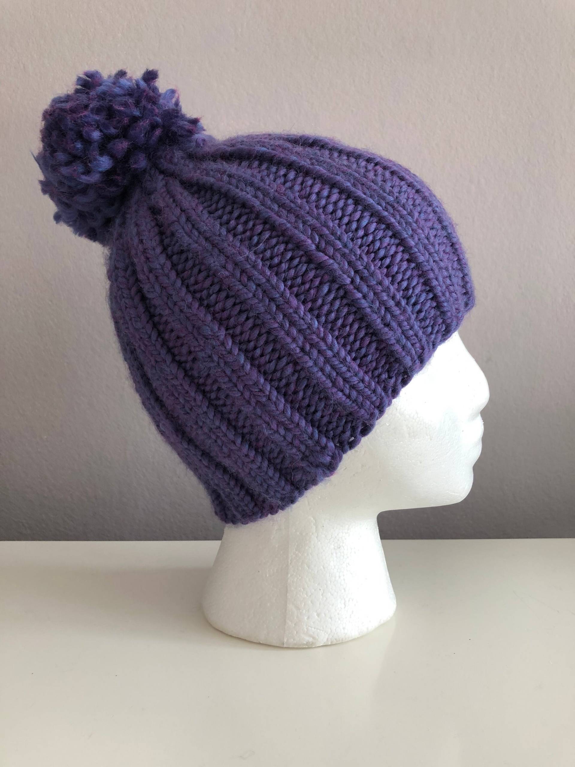 Lila Strickmütze Mit Bommel Lila Strickmütze Mit Bommel von handmadebysarajean