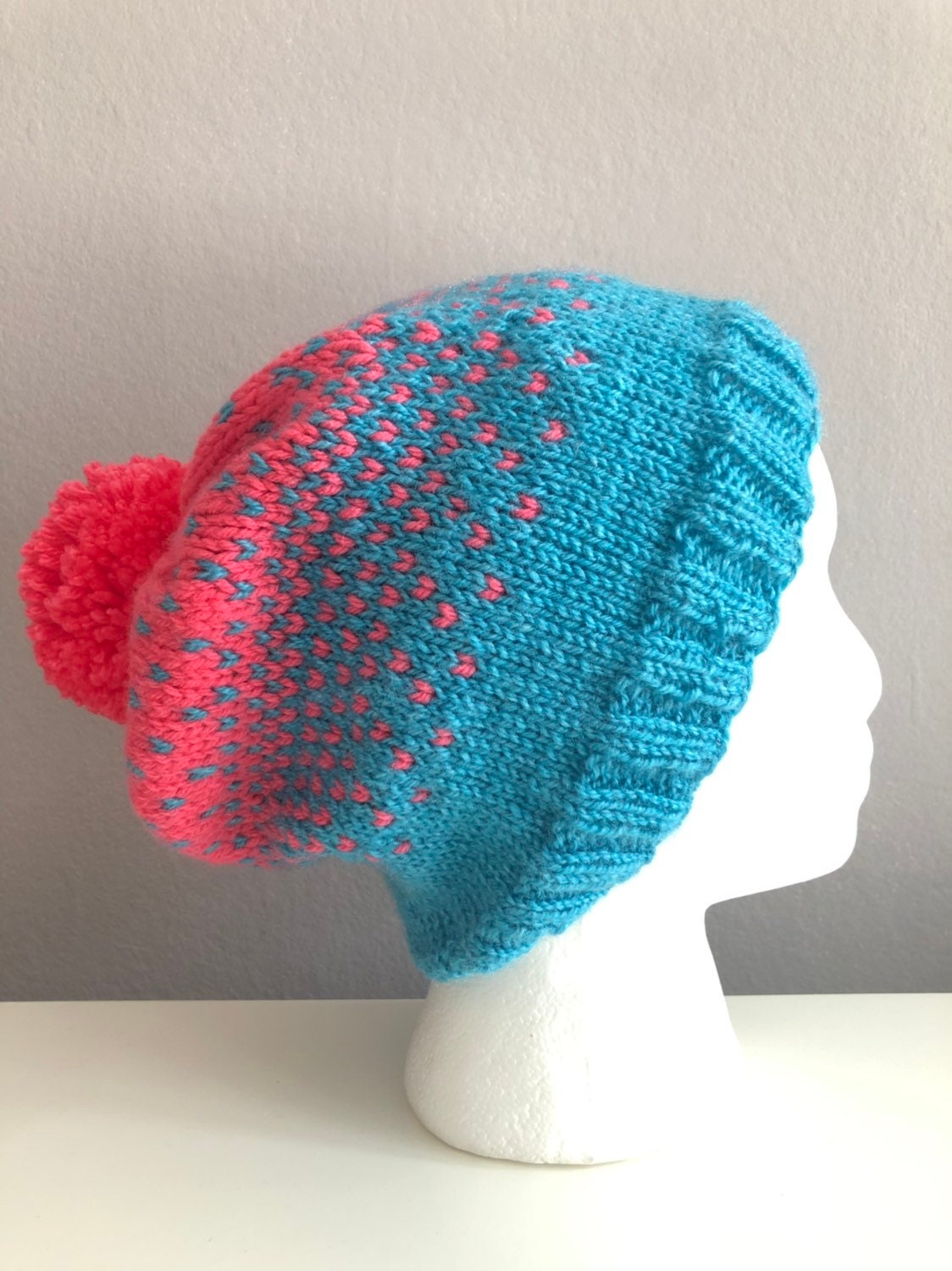 Schöne, Helle Blau Und Heiße Rosa Wintermütze Schöne, Helle Blau Und Heiße Rosa Wintermütze von handmadebysarajean