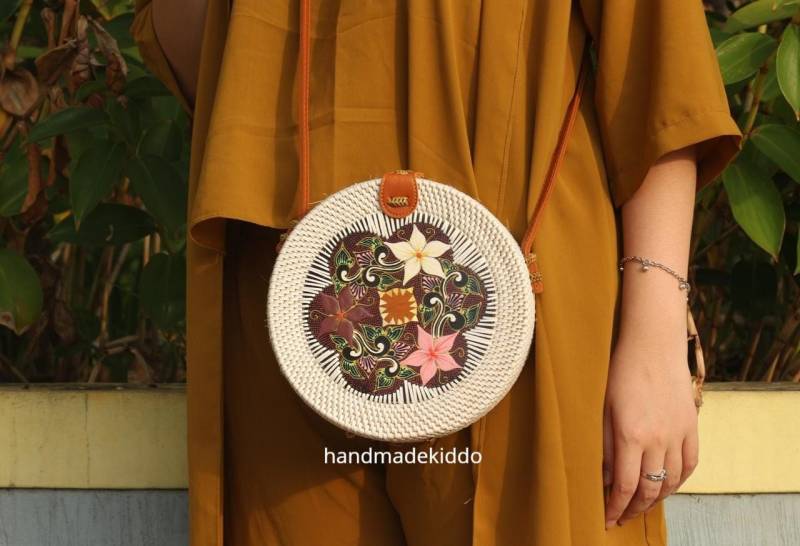 Sale Bali Blumen Batik Rattan Tasche, Ata Gras Crossbody Boho Frauen Handgewebte Strohtasche | Weiß Mit Clipclosure von handmadekiddo