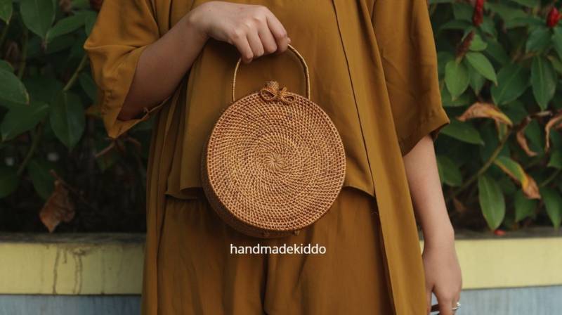 Sale Bali Runde Handtasche Rattan Tasche, Ata Gras Crossbody Boho Frauen Handgemachte Strohtasche | Natürliche Farbe Mit Bandverschluss von handmadekiddo