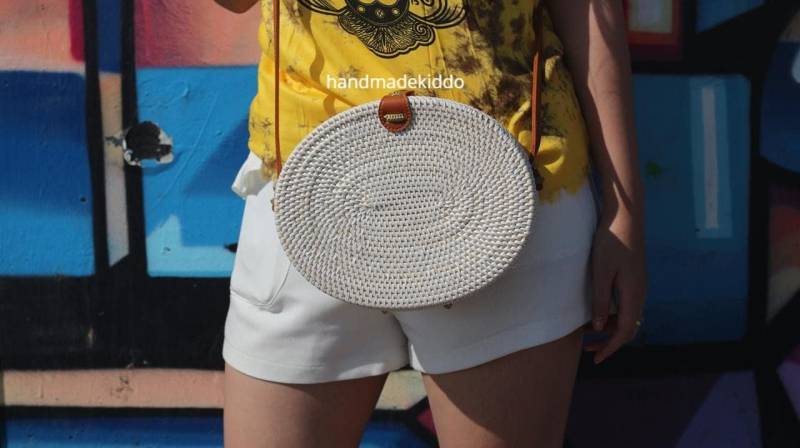 Sale Bali Weiße Ovale Rattan Tasche, Ata Gras Crossbody Boho Frauen Handgewebte Strohtasche | Weiße Farbe Mit Clipverschluss von handmadekiddo