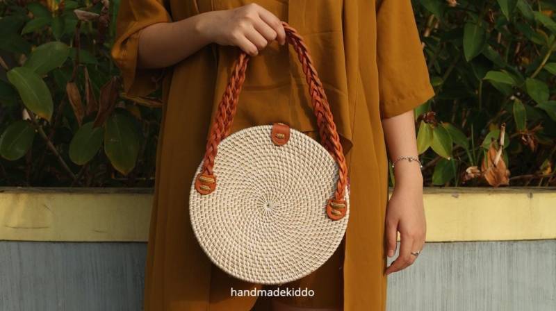 Sale Bali Weiße Runde Rattan Handtasche, Ata Gras Crossbody Tasche, Boho Frauen Handgewebte Strohtasche | Mit Clipverschluss von handmadekiddo