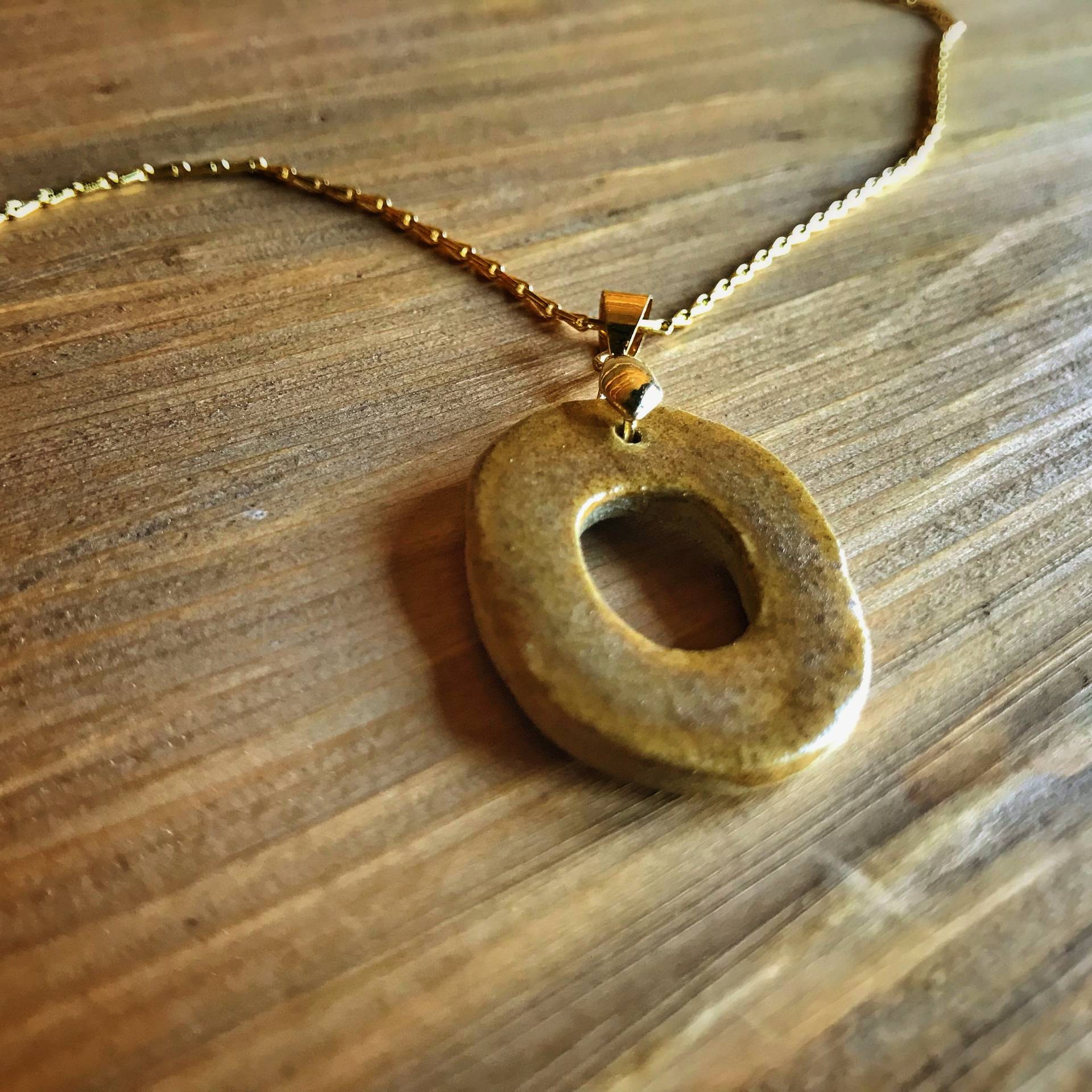 Kette Mit Handgemachtem Keramikanhänger, Messing Vergoldet, Keramik, 45 cm Lang, Abnehmbarer Anhänger Aus Keramik Kette Mit Handgemachtem Keramikanhänger, Messing Vergoldet, Keramik, 45 cm Lang, Abnehmbarer Anhänger Aus Keramik von handmariepottery