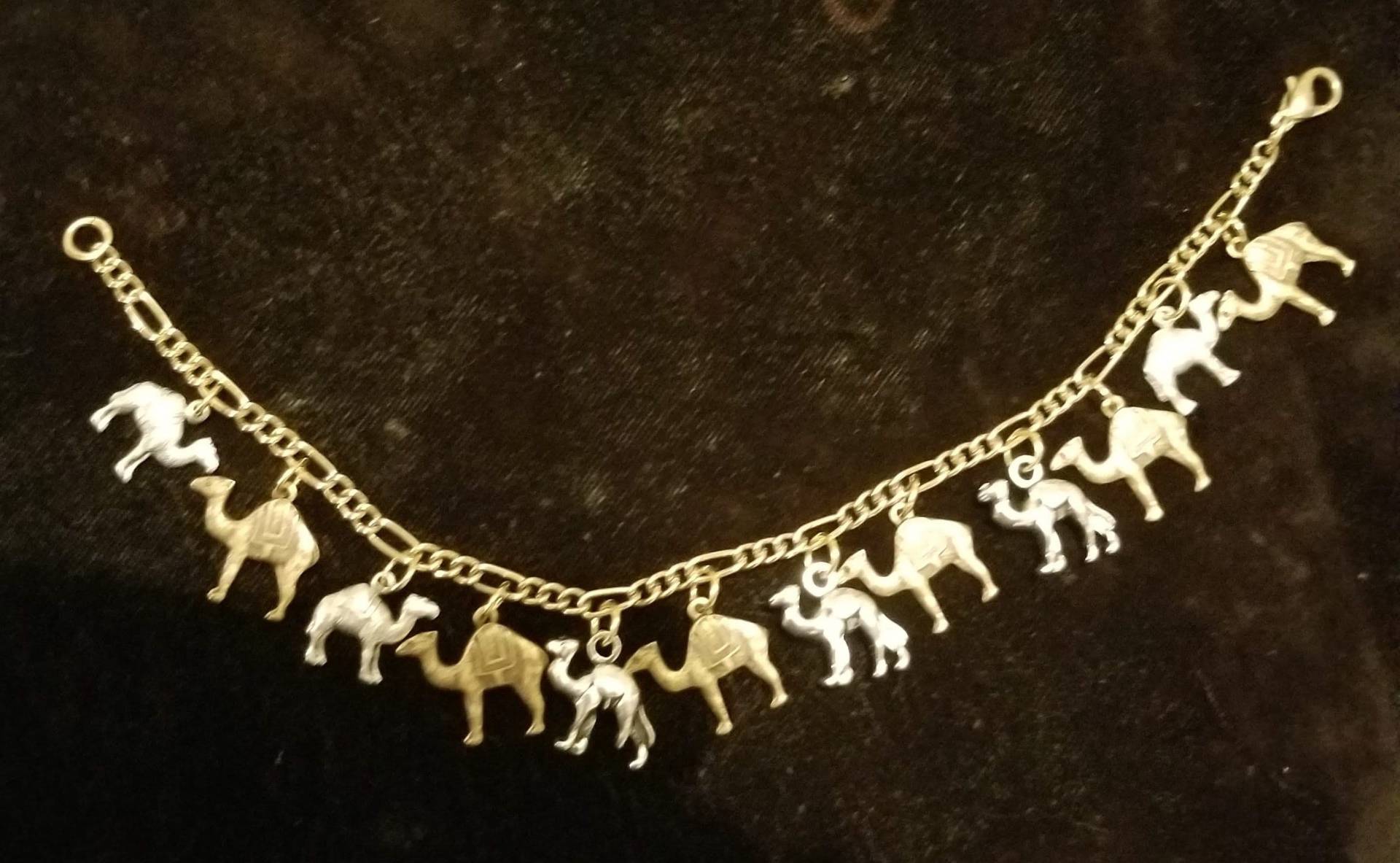 Camel Charme Armband Handmade-Victorian Vintage Recycled Up-Cycle Mode - Und Kostümschmuck Mit 12 Einzigartigen Camel Charme Armband Handmade-Victorian Vintage Recycled Up-Cycle Mode - Und Kostümschmuck Mit 12 Einzigartigen von handsoftimebyjudith