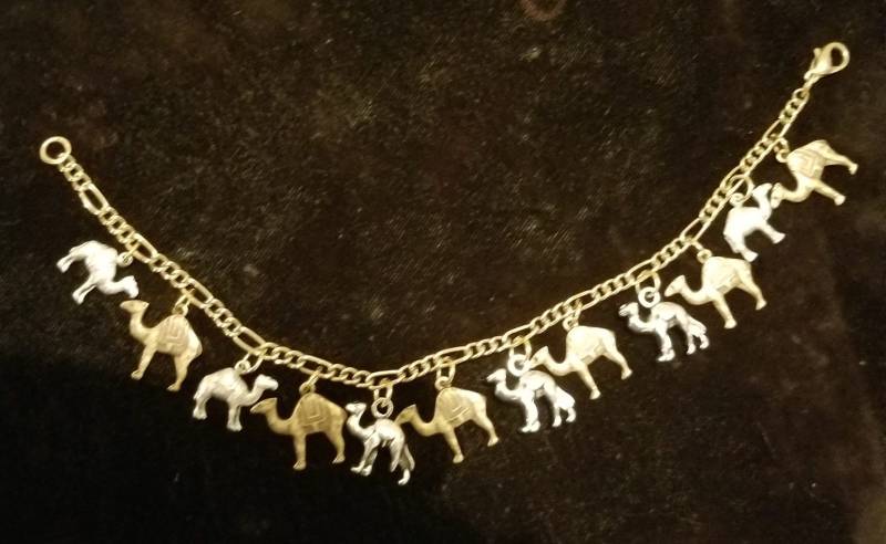 Camel Charme Armband Handmade-Victorian Vintage Recycled Up-Cycle Mode - Und Kostümschmuck Mit 12 Einzigartigen Camel Charme Armband Handmade-Victorian Vintage Recycled Up-Cycle Mode - Und Kostümschmuck Mit 12 Einzigartigen von handsoftimebyjudith