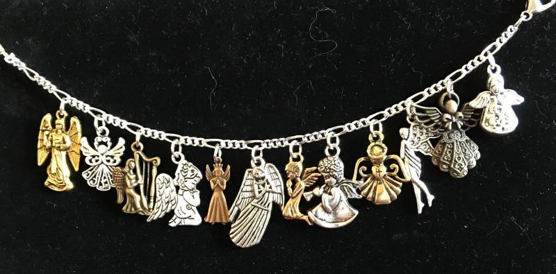 Engel Armband Handmade-Victorian Vintage Recycled Mode - Und Kostümschmuck Mit 12 Verschiedenen Einzigartigen Charms Versandkostenfrei von handsoftimebyjudith