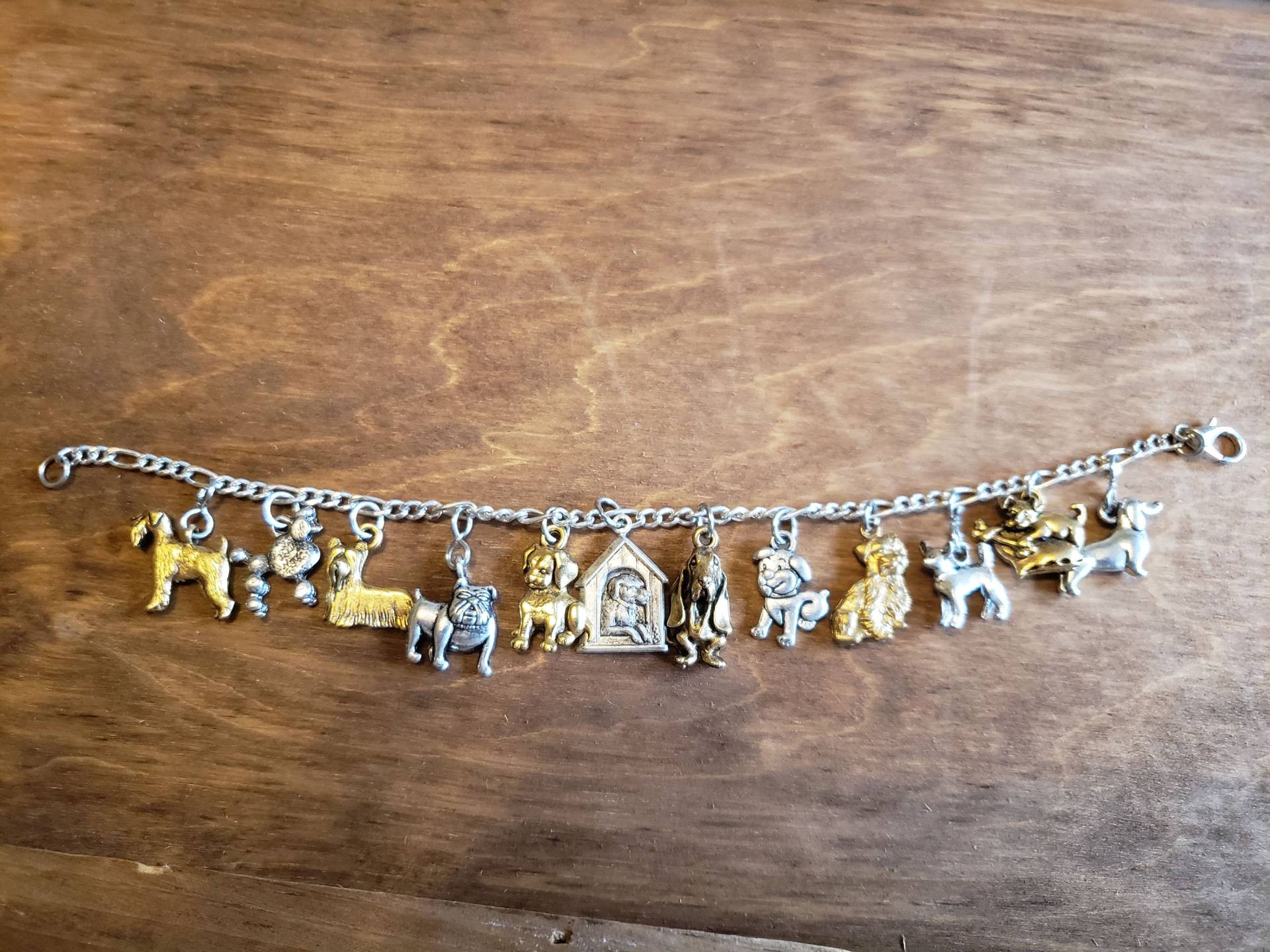 Hundeliebhaber Armband Handmade Vintage Recycled Victorian Kostüm Und Modeschmuck W/12 Verschiedene Charms. Kostenloser Versand Möglich Hundeliebhaber Armband Handmade Vintage Recycled Victorian Kostüm Und Modeschmuck W/12 Verschiedene Charms. Kostenloser Versand Möglich von handsoftimebyjudith