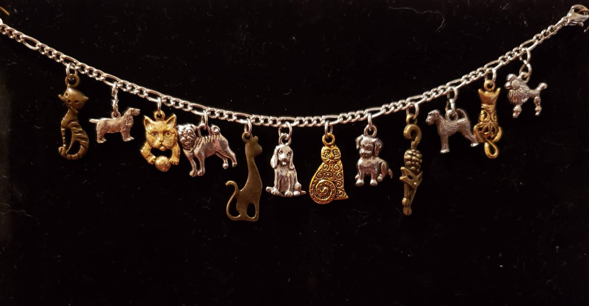 Katzen - Und Hundeliebhaber Armband Handgefertigtes Victoria Vintage Recycled Mode - Kostümschmuck Mit 12 Einzigartigen Reizen Katzen - Und Hundeliebhaber Armband Handgefertigtes Victoria Vintage Recycled Mode - Kostümschmuck Mit 12 Einzigartigen Reizen von handsoftimebyjudith