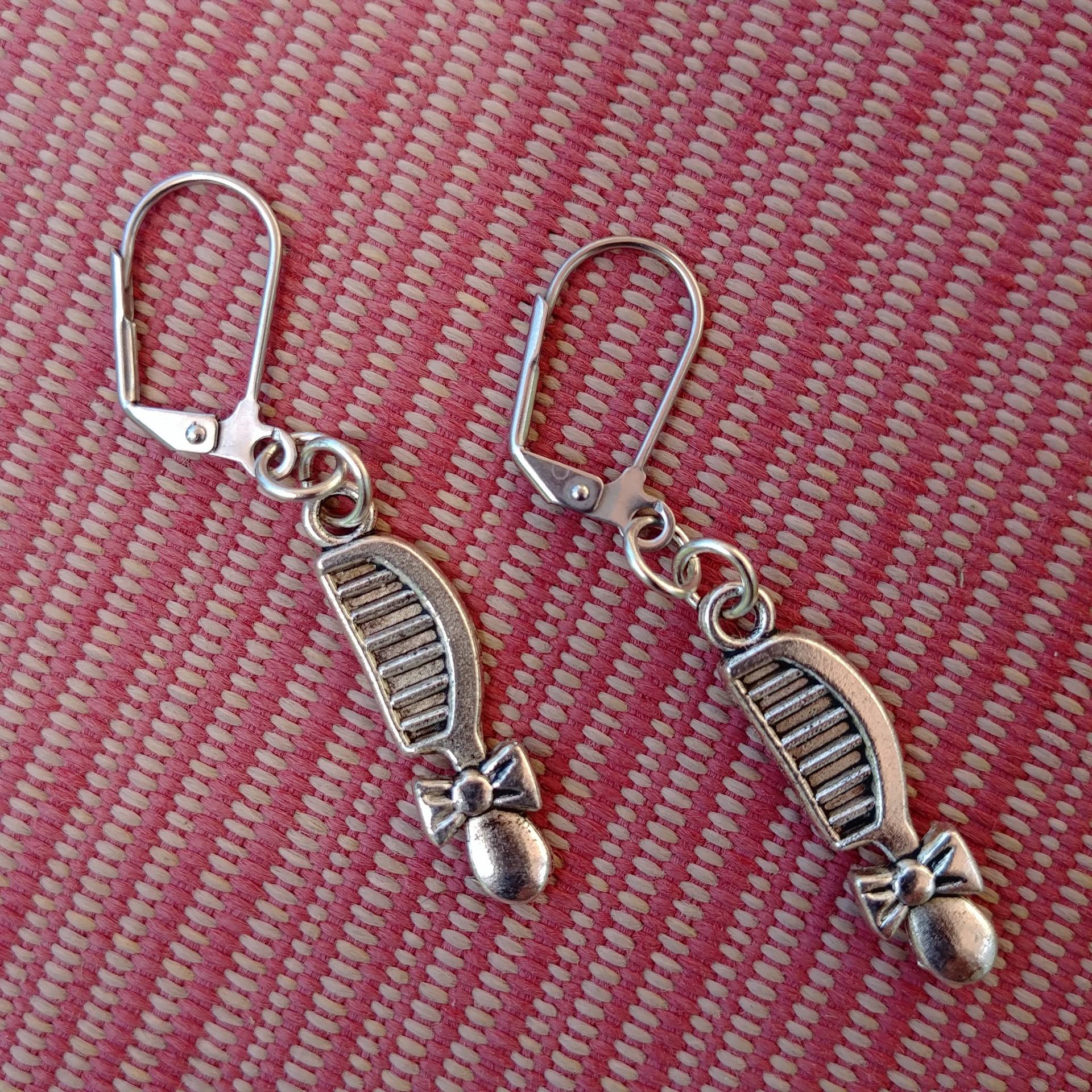 Kosmetikerin Kamm Ohrringe Friseur Hairstylist Recycelt Steampunk Modeschmuck Silbertöne Brisuren. Kann Clip Sein Kosmetikerin Kamm Ohrringe Friseur Hairstylist Recycelt Steampunk Modeschmuck Silbertöne Brisuren. Kann Clip Sein von handsoftimebyjudith