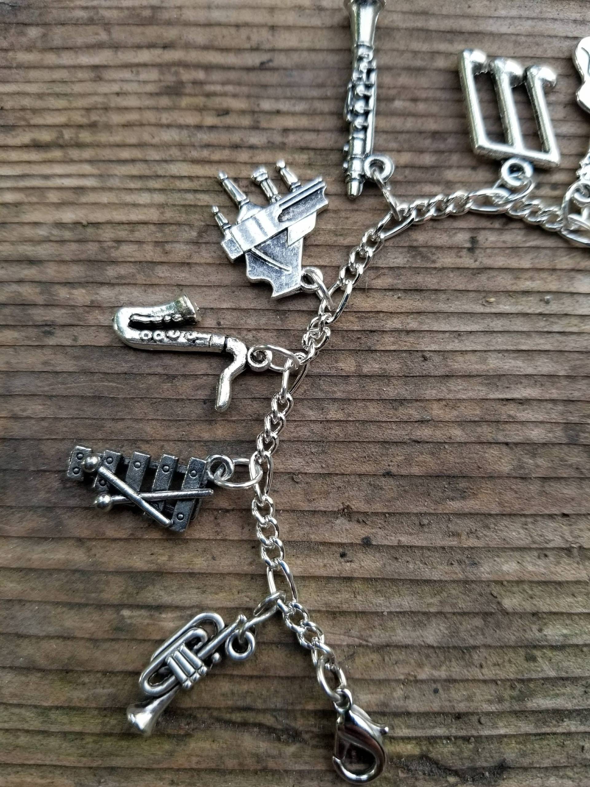 Musik Armband Handgemacht Recycled Mit Klavier Gitarre Violine Saxophon Trompete Xylophon Horn Klarinette Violinschlüssel in Silber Tönen Musik Armband Handgemacht Recycled Mit Klavier Gitarre Violine Saxophon Trompete Xylophon Horn Klarinette Violinschlüssel in Silber Tönen von handsoftimebyjudith