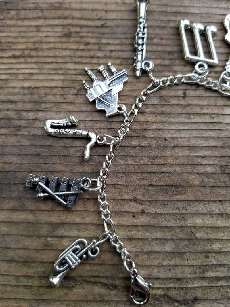 Musik Armband Handgemacht Recycled Mit Klavier Gitarre Violine Saxophon Trompete Xylophon Horn Klarinette Violinschlüssel in Silber Tönen Musik Armband Handgemacht Recycled Mit Klavier Gitarre Violine Saxophon Trompete Xylophon Horn Klarinette Violinschlüssel in Silber Tönen von handsoftimebyjudith