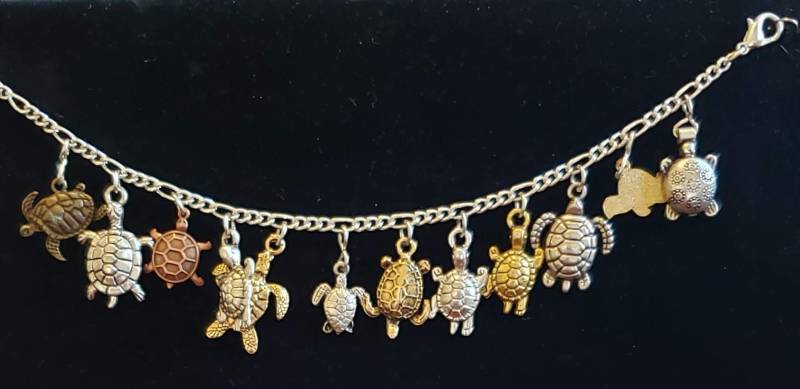 Schildkröten Armband Handmade Vintage Recycled Victorian Mode Und Kostüm Schmuck Mit 12 Einzigartigen Verschiedenen Reize. Verbringen Sie 35 von handsoftimebyjudith