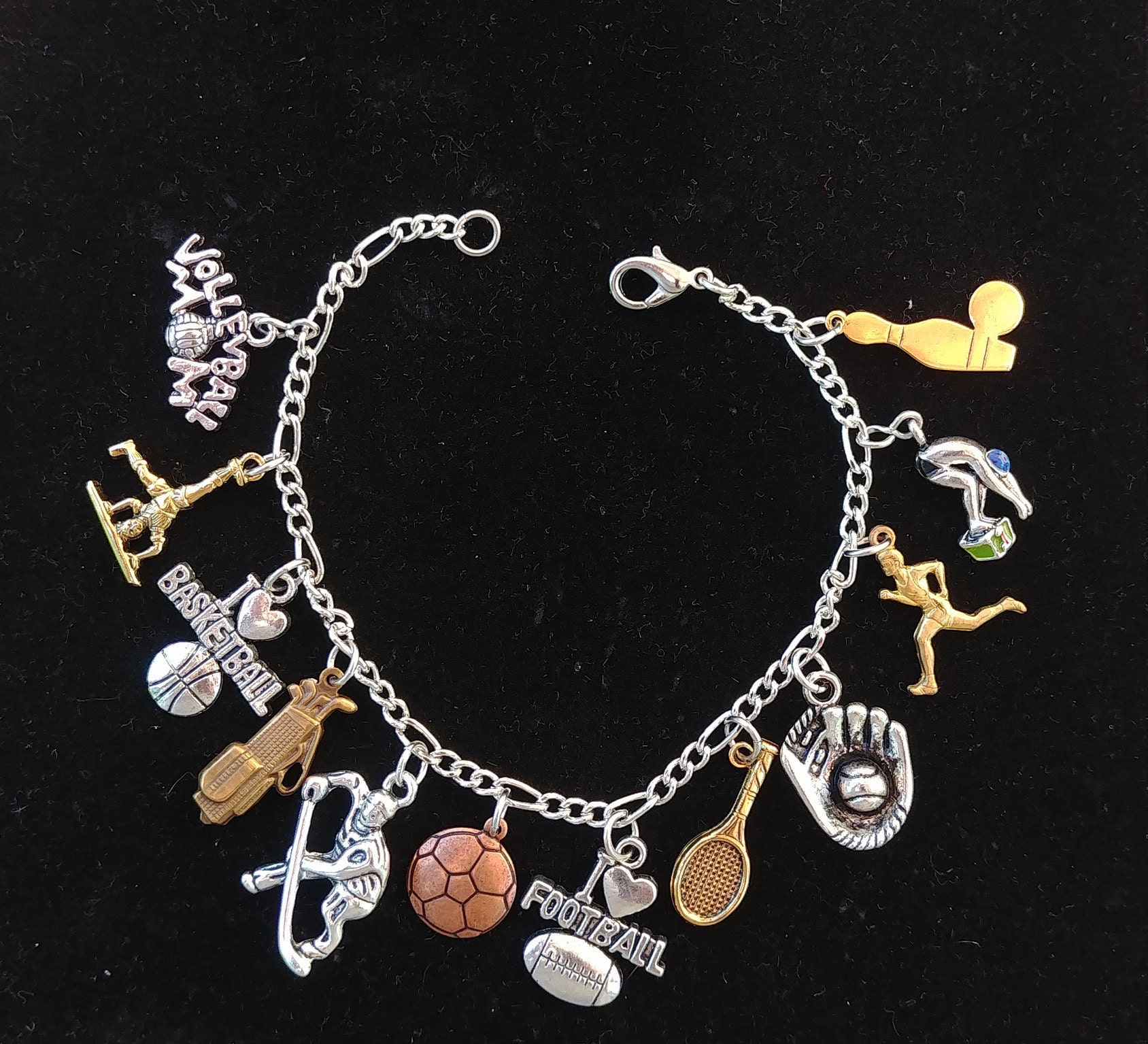 Sportarmband Handmade Vintage Recycled Up-Cycled Mode - Und Kostümschmuck Mit 12 Verschiedenen Einzigartigen Charms. Verbringen Sie 35 Erhalten Sportarmband Handmade Vintage Recycled Up-Cycled Mode - Und Kostümschmuck Mit 12 Verschiedenen Einzigartigen Charms. Verbringen Sie 35 Erhalten von handsoftimebyjudith