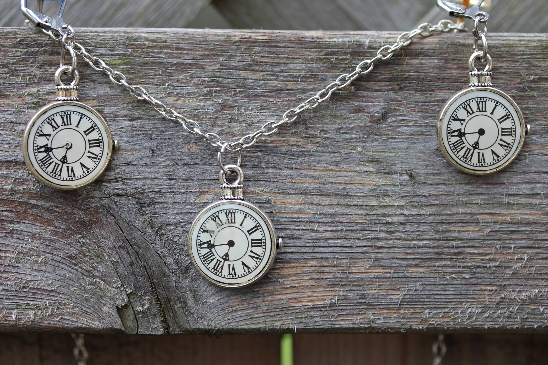 Uhr Zifferblatt Inspiriert Halskette Und Ohrringe Victorian Vintage Steampunk Recycling-Mode Kostüm Schmuck in Weißer Emaille Silber Gesetzt Uhr Zifferblatt Inspiriert Halskette Und Ohrringe Victorian Vintage Steampunk Recycling-Mode Kostüm Schmuck in Weißer Emaille Silber Gesetzt von handsoftimebyjudith