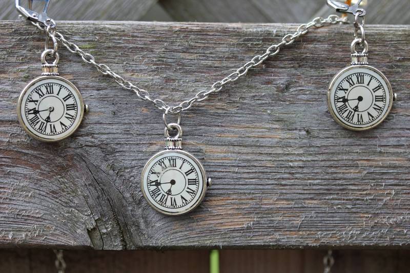 Uhr Zifferblatt Inspiriert Halskette Und Ohrringe Victorian Vintage Steampunk Recycling-Mode Kostüm Schmuck in Weißer Emaille Silber Gesetzt Uhr Zifferblatt Inspiriert Halskette Und Ohrringe Victorian Vintage Steampunk Recycling-Mode Kostüm Schmuck in Weißer Emaille Silber Gesetzt von handsoftimebyjudith