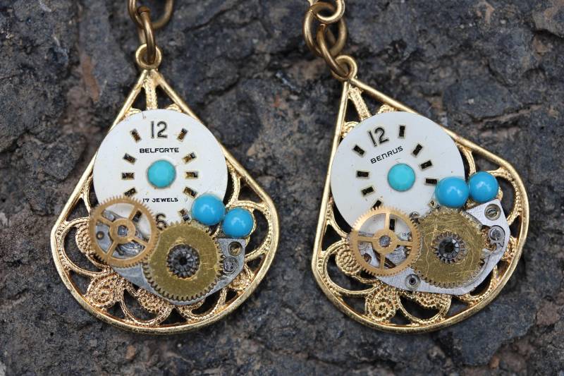 steampunk Ohrringe Gold Filigran Vintage Viktorian Recycle Upcycle Uhrenteil Mit Türkissteinen & Damenuhr Zifferblätter Von 1970's steampunk Ohrringe Gold Filigran Vintage Viktorian Recycle Upcycle Uhrenteil Mit Türkissteinen & Damenuhr Zifferblätter Von 1970's von handsoftimebyjudith