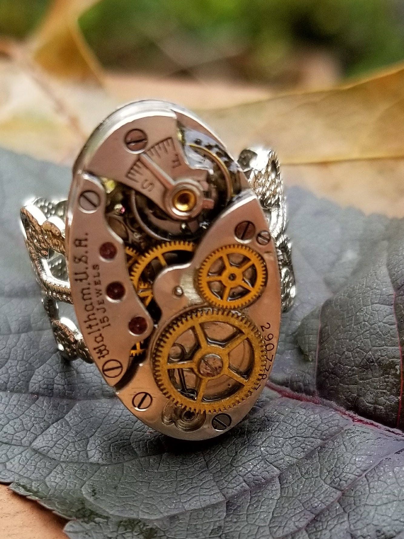 steampunk Ring Handgemacht Vintage Viktorianisch Recycled Upcycling Aus Damenuhr Teile Mode/Modeschmuck Montiert Auf Einen Neuen Filigranen Ring steampunk Ring Handgemacht Vintage Viktorianisch Recycled Upcycling Aus Damenuhr Teile Mode/Modeschmuck Montiert Auf Einen Neuen Filigranen Ring von handsoftimebyjudith