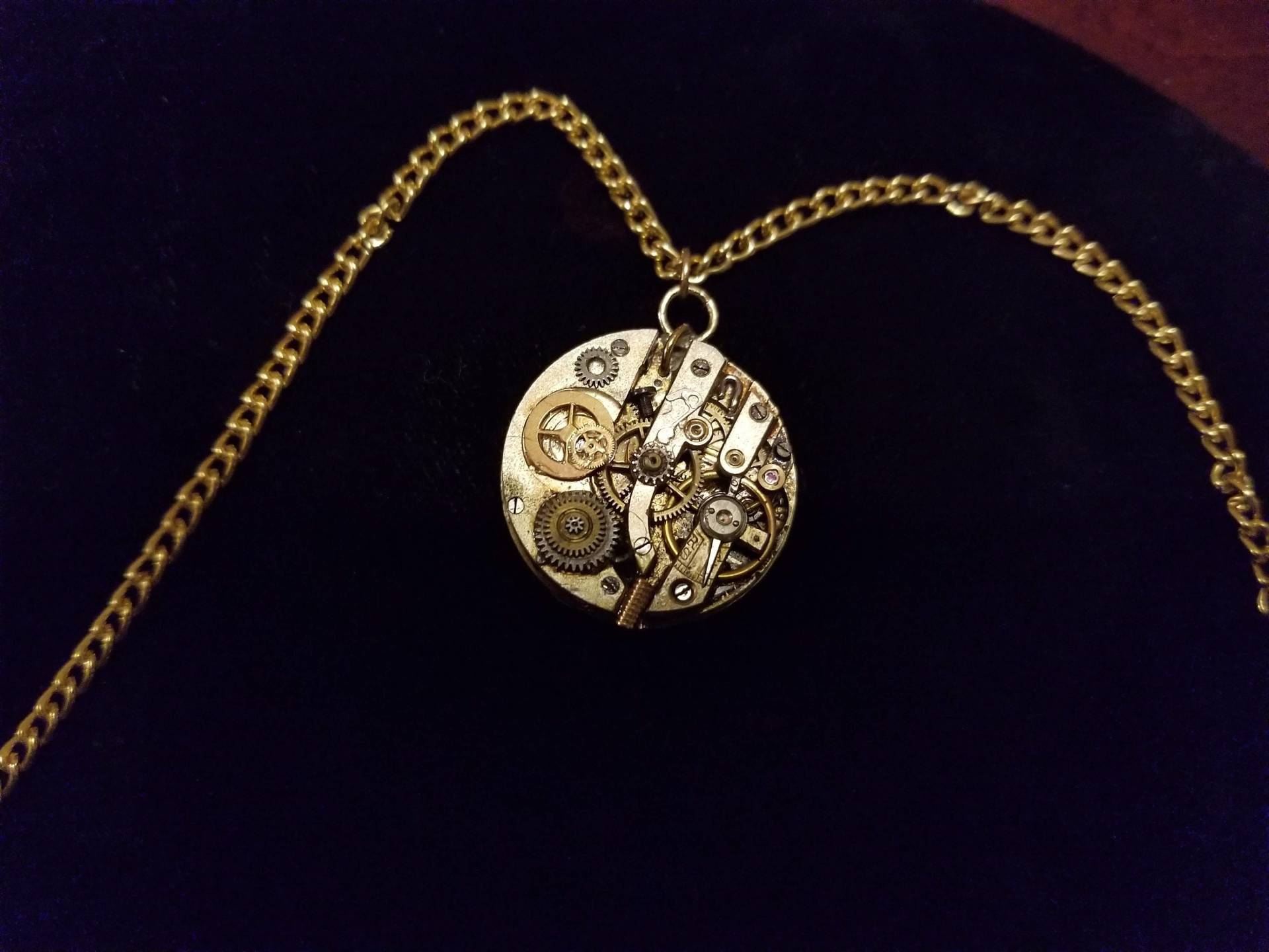 steampunk Uhr Halskette Gold Ton Anhänger Viktorianisch Recycelt Vintage Mode Modeschmuck Mit Goldenen Rädern Und Gold Kette steampunk Uhr Halskette Gold Ton Anhänger Viktorianisch Recycelt Vintage Mode Modeschmuck Mit Goldenen Rädern Und Gold Kette von handsoftimebyjudith