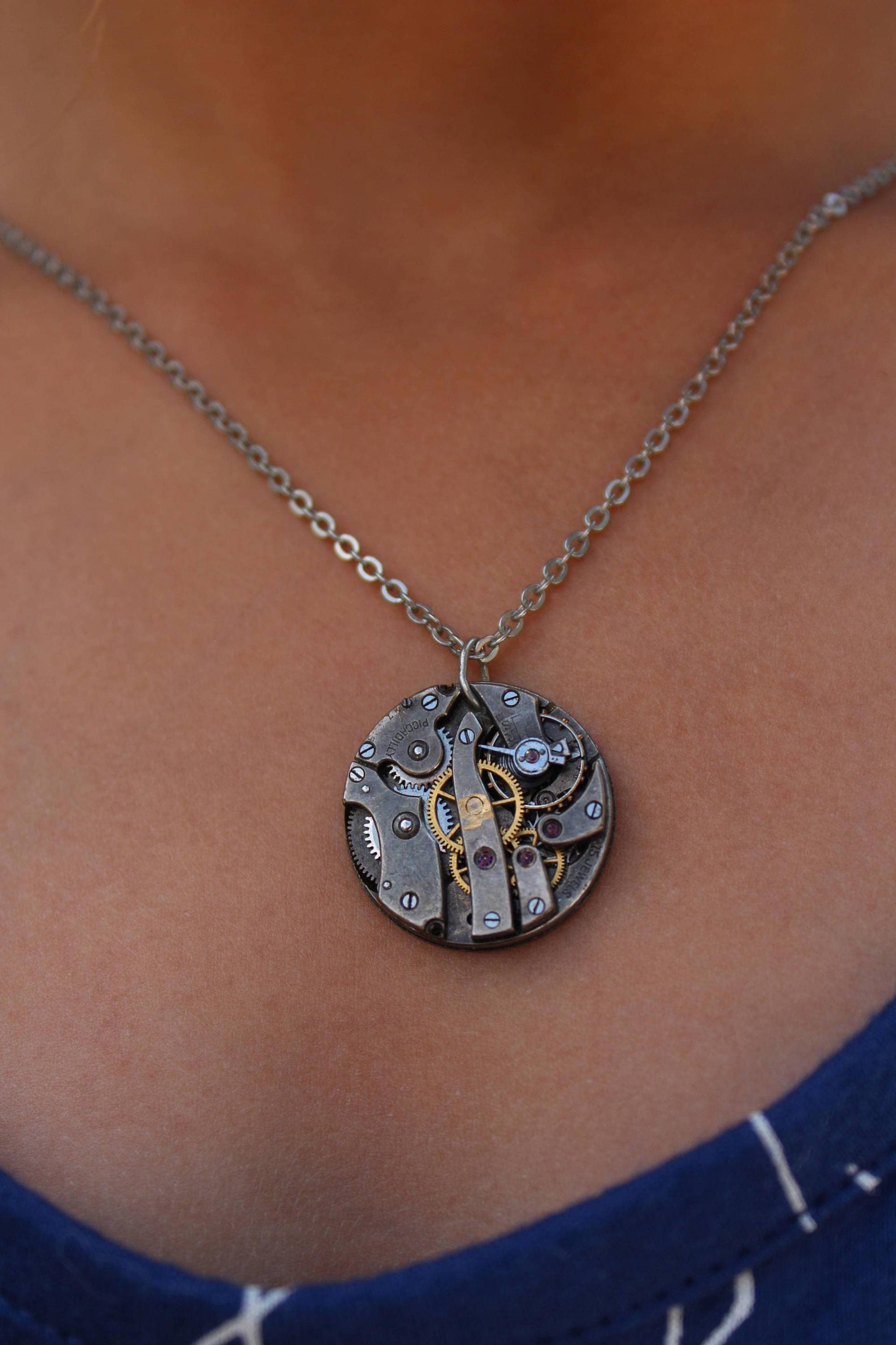 steampunk Uhrwerk Kettenanhänger Handgemachter Vintage Viktorianisch Recycelt Upcycled Mode - Und Modeschmuck Mit Freiliegenden Zahnrädern steampunk Uhrwerk Kettenanhänger Handgemachter Vintage Viktorianisch Recycelt Upcycled Mode - Und Modeschmuck Mit Freiliegenden Zahnrädern von handsoftimebyjudith