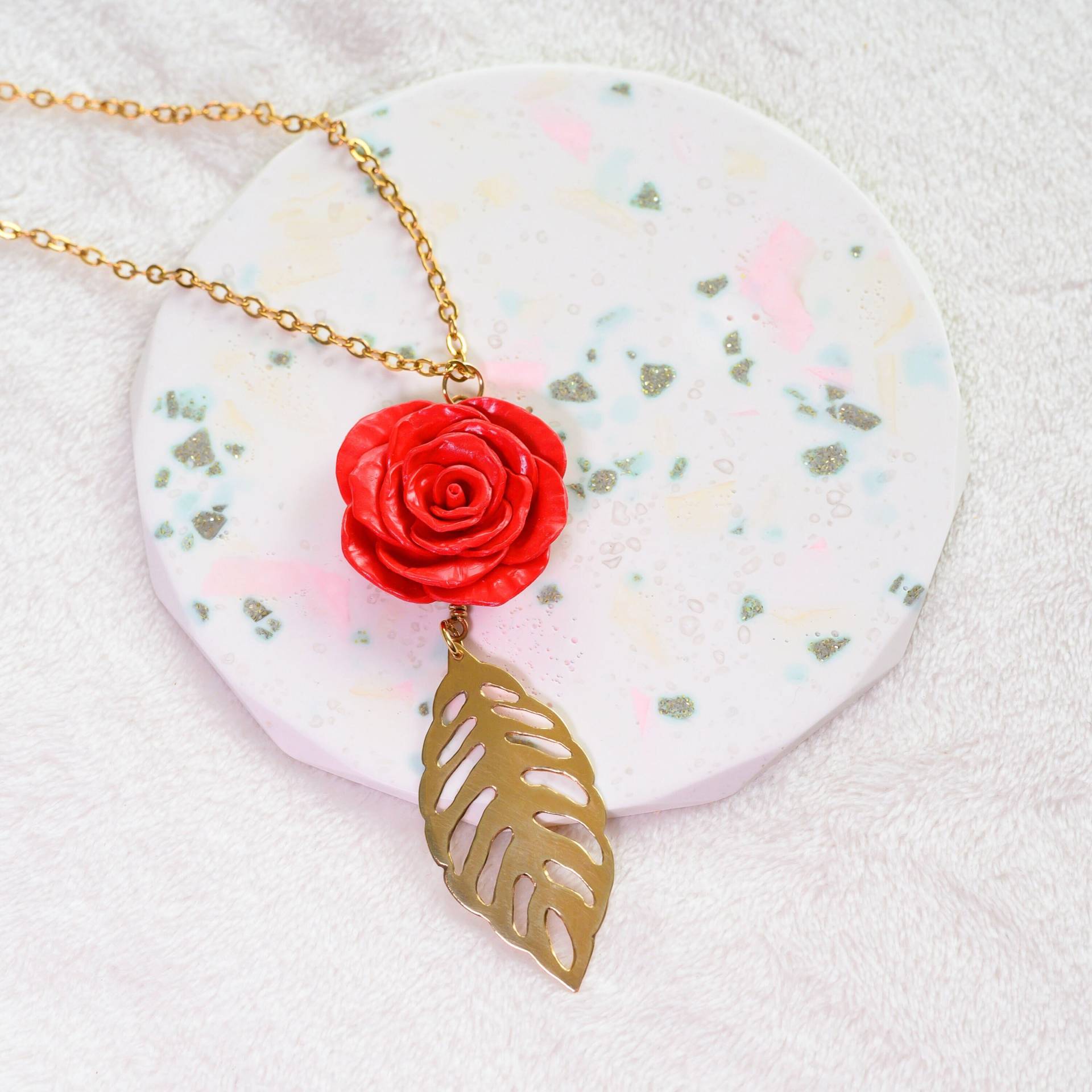 Handvollendet Red Rose Golden Leaf - Halskette Handvollendet Red Rose Golden Leaf - Halskette von handvollendet