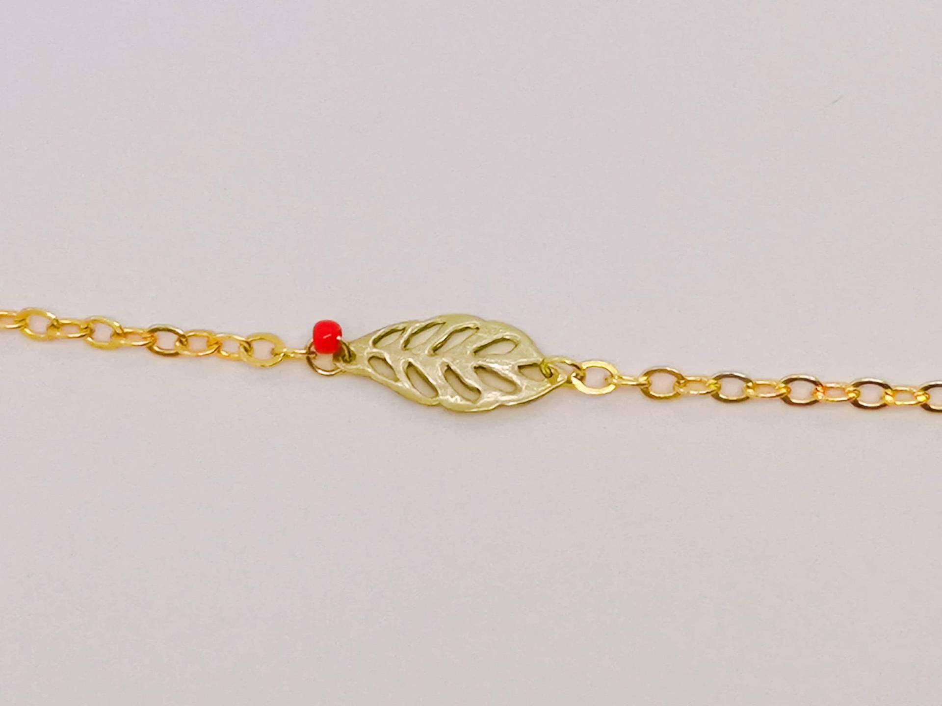 Red Pearl With Golden Leaf - Armband Red Pearl With Golden Leaf - Armband von handvollendet