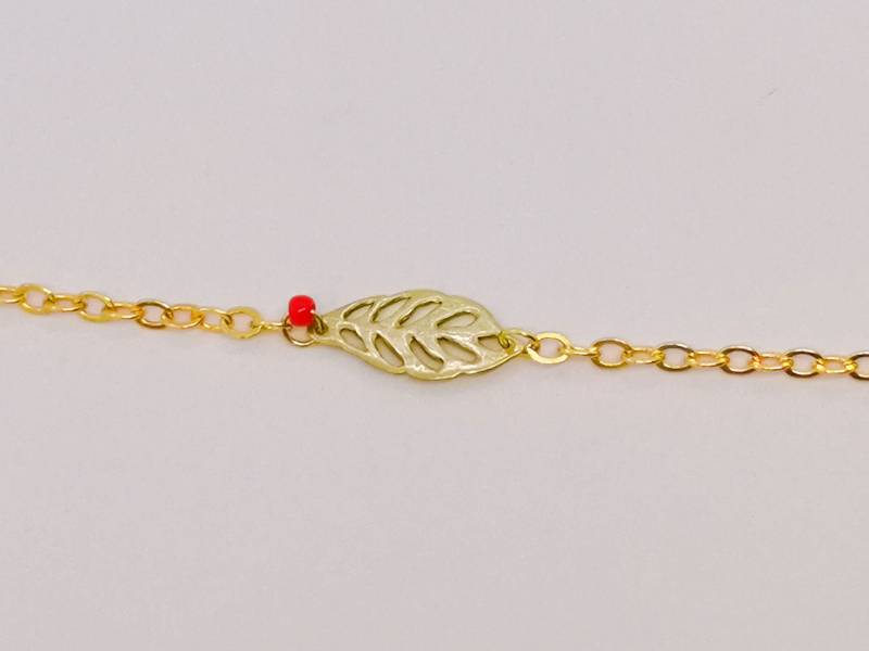 Red Pearl With Golden Leaf - Armband Red Pearl With Golden Leaf - Armband von handvollendet