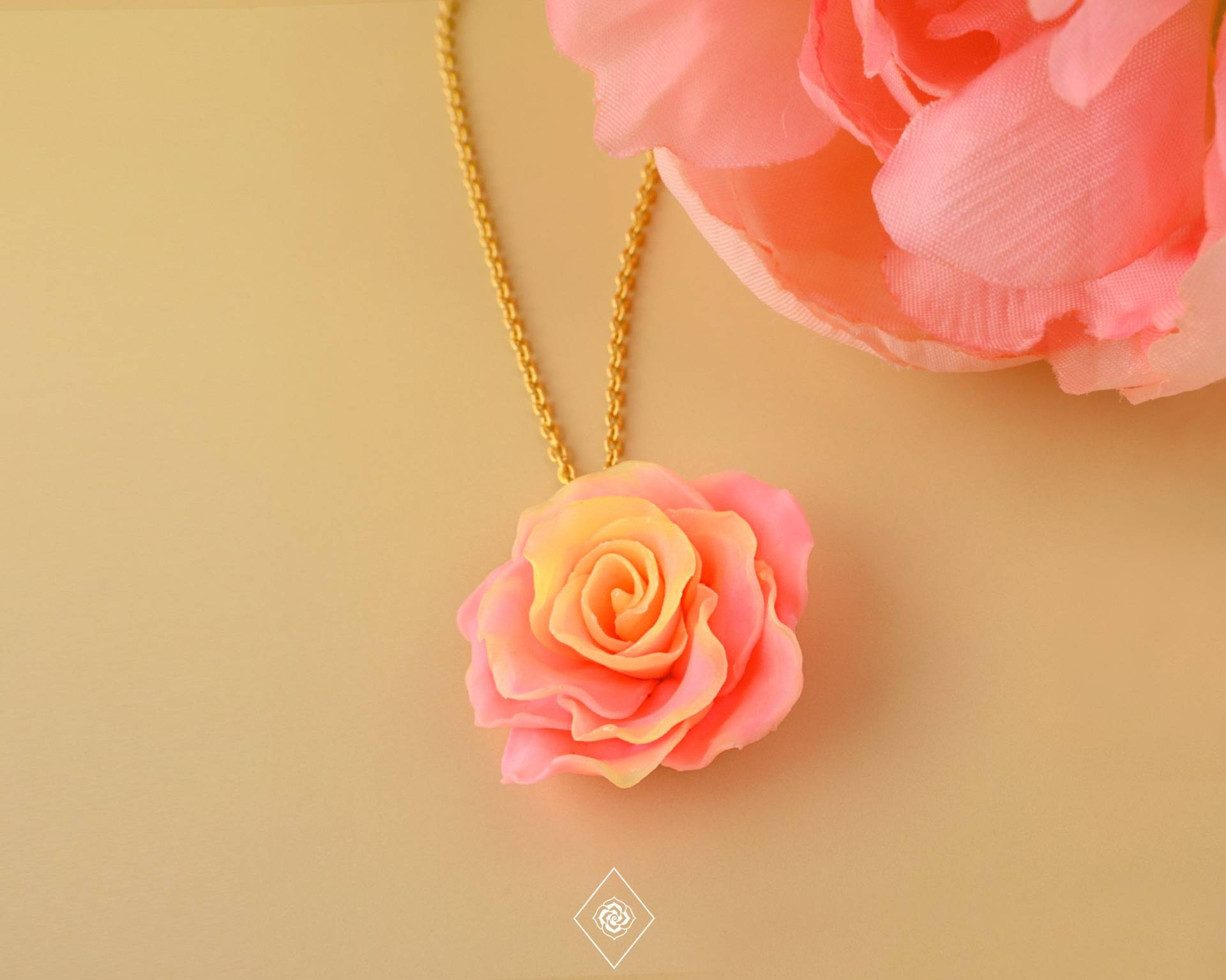 Zarte Farbige Rosenblüte - Halskette Mit Filigraner Rose Von Handvollendet Zarte Farbige Rosenblüte - Halskette Mit Filigraner Rose Von Handvollendet von handvollendet