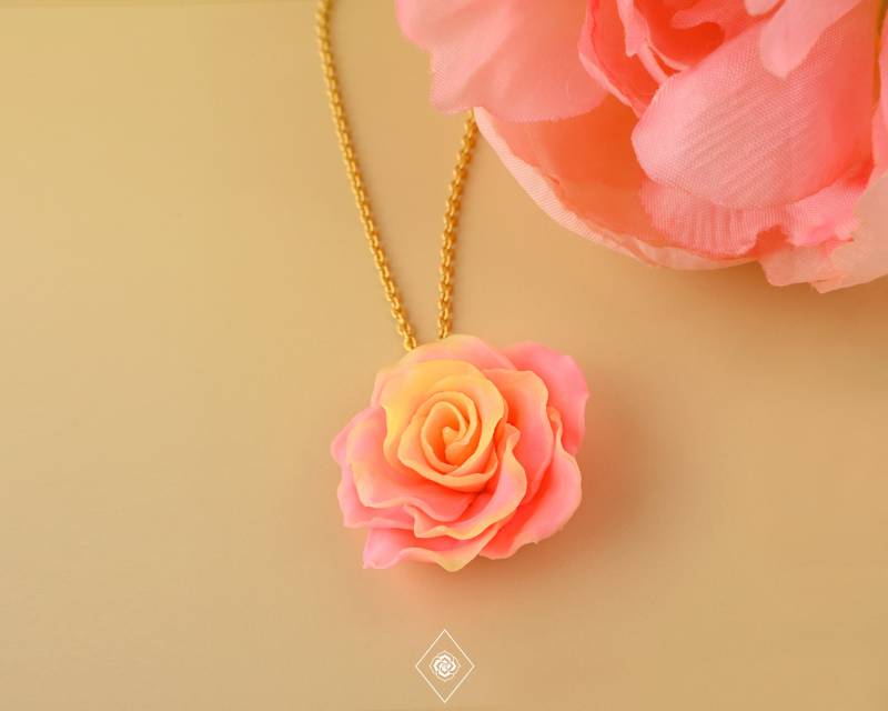 Zarte Farbige Rosenblüte - Halskette Mit Filigraner Rose Von Handvollendet Zarte Farbige Rosenblüte - Halskette Mit Filigraner Rose Von Handvollendet von handvollendet
