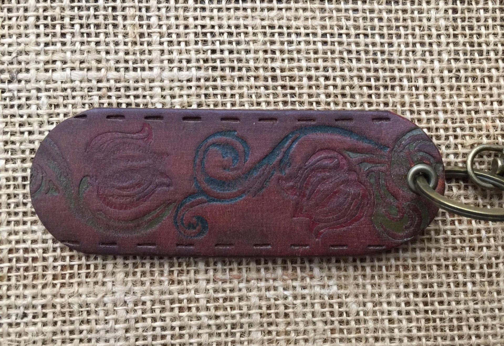 Handgemachter Geblümter Schlüsselanhänger Aus Leder Upcycled Vintage Gürtel Handgemachter Geblümter Schlüsselanhänger Aus Leder Upcycled Vintage Gürtel von handycraftedgoods