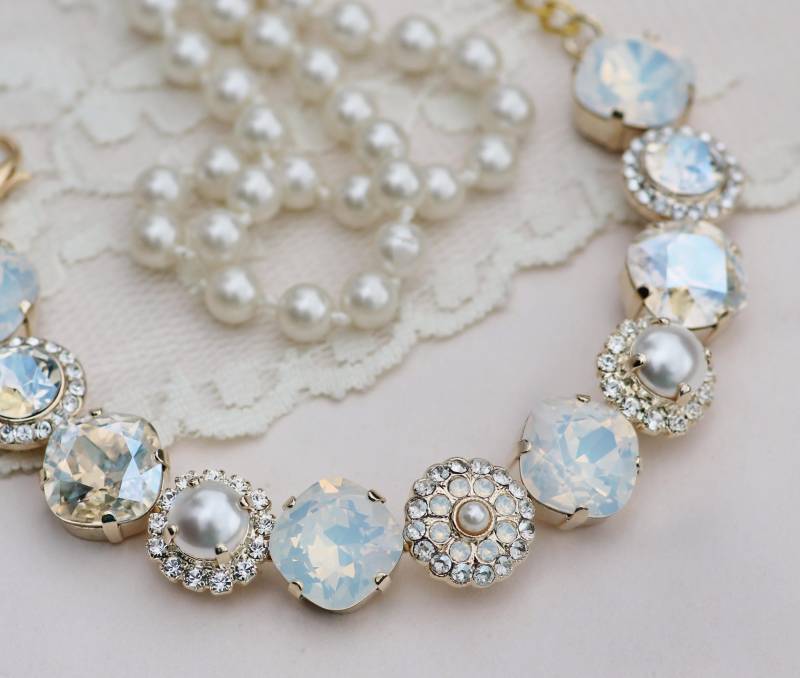 Chantilly Spitze Swarovski Perle & Strass 12 Mm Armband, Kristall Braut Kissen, Weisser Opal, Gold Oder Silber Verziert von hangingbyathread1