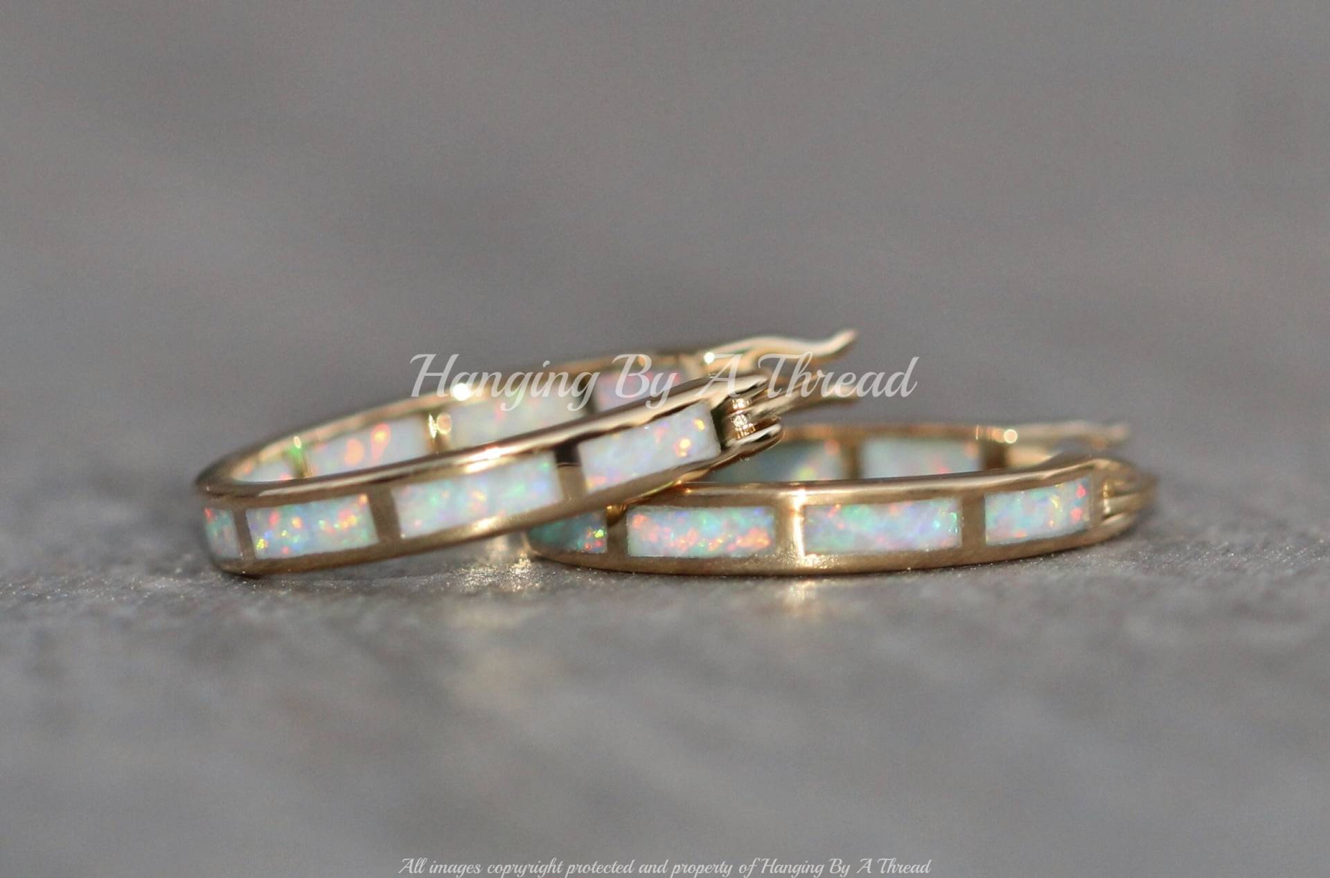 Begrenzte Stück Weißer Opal Creolen, Lab Erstellt Endlos Hoop, Gold Kleine Opal, Weißer Regenbogen, Gelbgold von hangingbyathread1