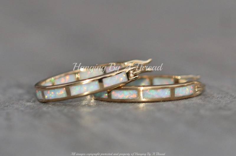 Begrenzte Stück Weißer Opal Creolen, Lab Erstellt Endlos Hoop, Gold Kleine Opal, Weißer Regenbogen, Gelbgold von hangingbyathread1