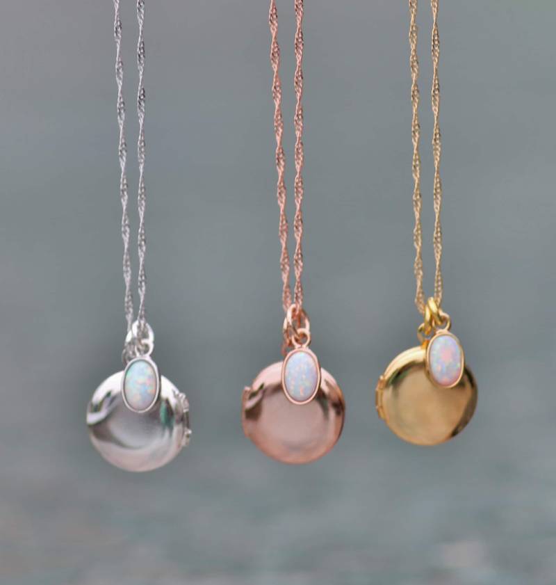 Small Plain Opal Medaillon, Rosegold, Silber, Gold Medaillon Anhänger Halskette, Geschenk Für Sie, Geburtsstein, Zierlich Klein, Minimalistisch von hangingbyathread1