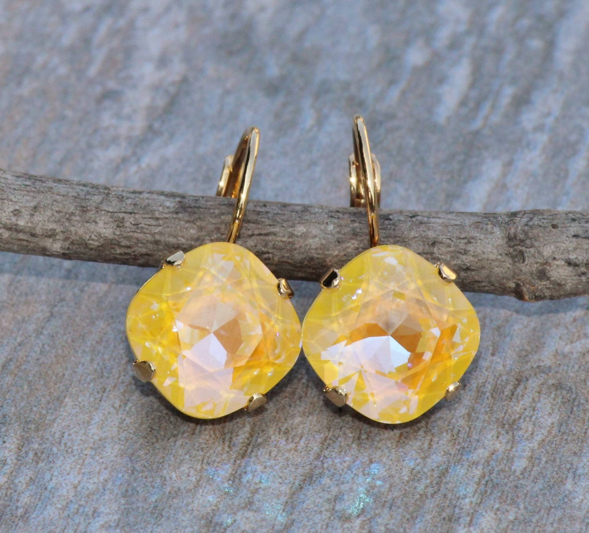 Sunshine De Lite Kristall Ohrringe, Sonnig Gelb Kissen Tropfen Ohrring, Swarovski Tropfen, Gold Lever Back, Kristall, Geschenk von hangingbyathread1