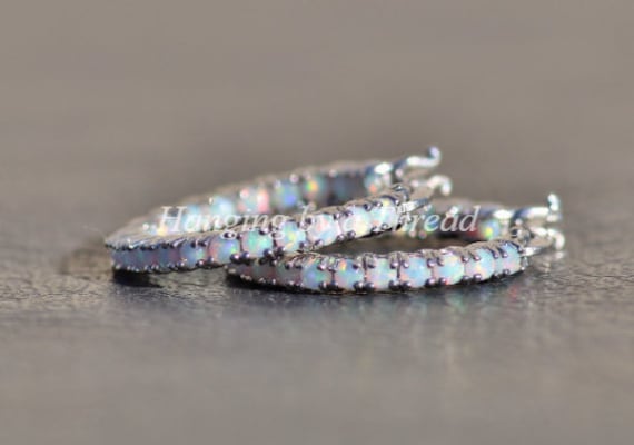 Weißer Opal Edelstein Creolen, Sterling Silber Inside Out Hoop, Lab Erstellt Opal, Regenbogen Oktober Geburtsstein, Geschenk von hangingbyathread1
