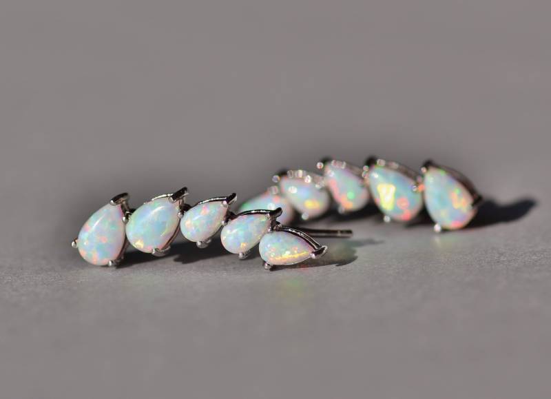 Wunderschöne Weiße Opal Edelstein Ohr Manschette, Birne Teardrop Wickeln Post Ohrstecker, Weißer Regenbogen Opal, Sterling Silber, Lab Erstellt Wunderschöne Weiße Opal Edelstein Ohr Manschette, Birne Teardrop Wickeln Post Ohrstecker, Weißer Regenbogen Opal, Sterling Silber, Lab Erstellt von hangingbyathread1