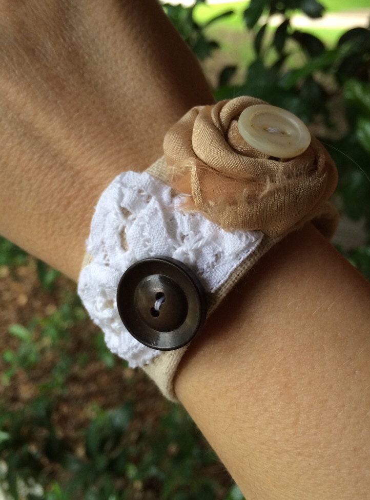 Shabby Chic Leinen Spitzen Manschette Boho Rustikales Geschenk von hangingbythreads