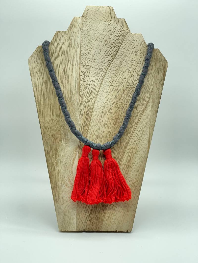 Umfunktionierte Baumwolle Voile Und Quaste Halskette von hangingbythreads