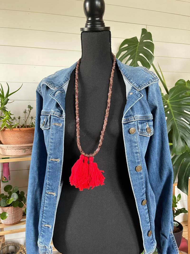 Umfunktionierte Sari-Seide Und Quaste Halskette von hangingbythreads