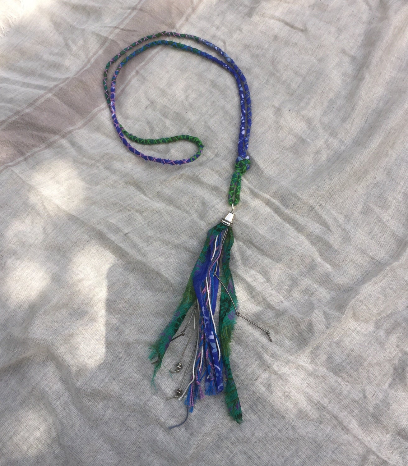 Umgenutzte Vintage Seide Sari Quasten-Halskette von hangingbythreads