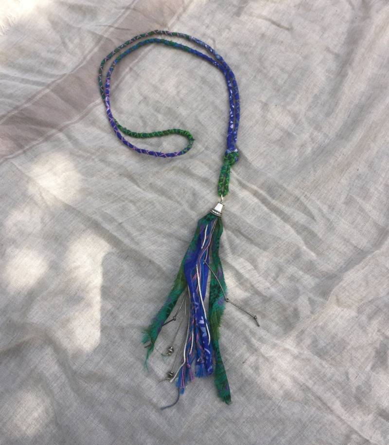 Umgenutzte Vintage Seide Sari Quasten-Halskette von hangingbythreads