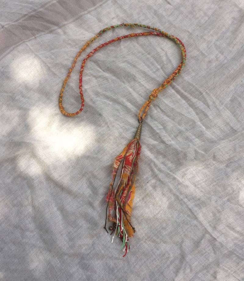 Upcycled Seide Quaste Halskette von hangingbythreads
