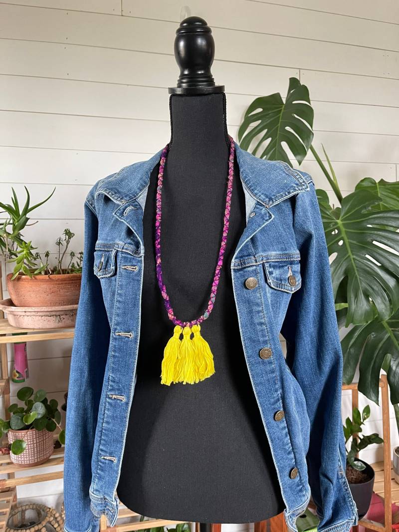 Upcycling-Halskette Aus Stoff Und Quasten von hangingbythreads