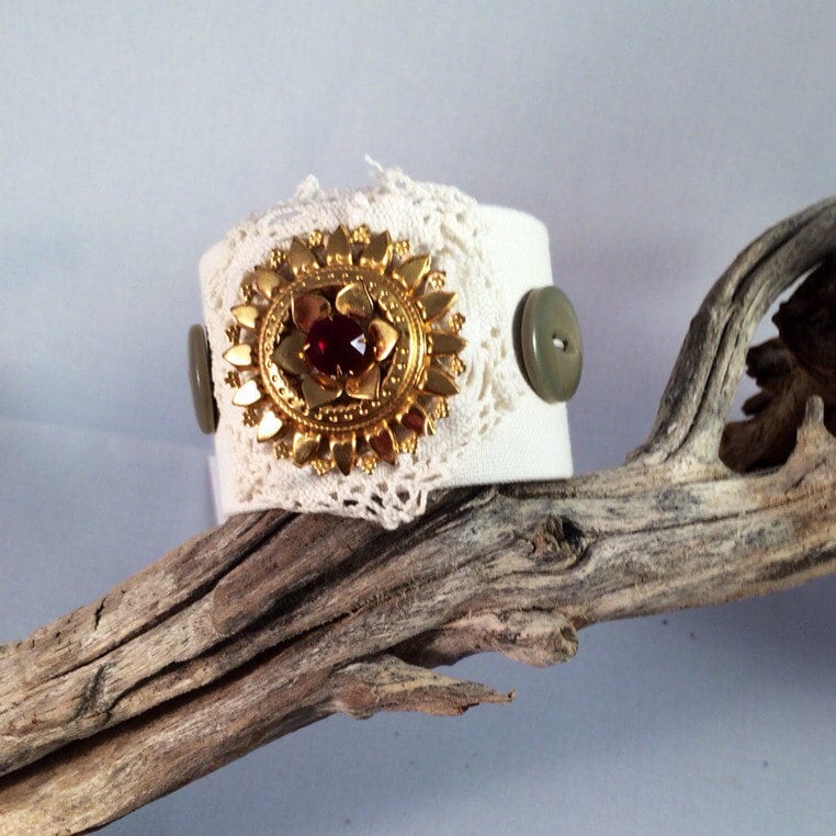 Vintage Upcycled Leinen Spitze Knopf Manschette Armband Boho Shabby Chic Herbst Winter Geschenk von hangingbythreads