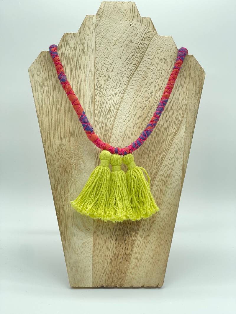 Wiederverwendete Halskette Aus Baumwoll-Voile Und Quasten von hangingbythreads