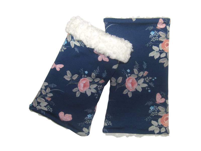 Armstulpen Mit Teddyplüschfutter, Blumen Und Schmetterlinge Auf Blau von hannabobia