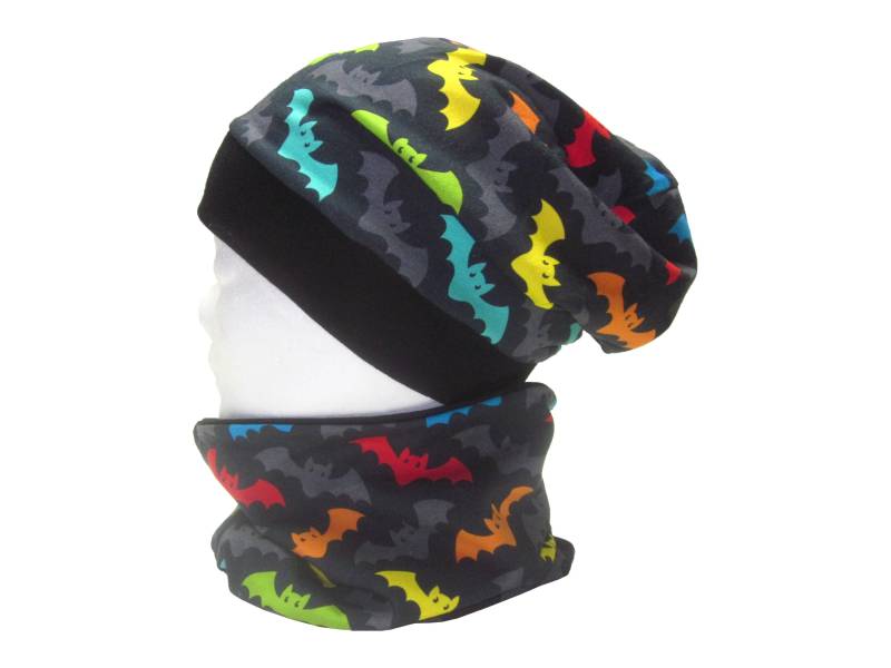 Set Beanie Und Schlauchschal Für Kinder, Bunte Fledermäuse Auf Schwarz von hannabobia